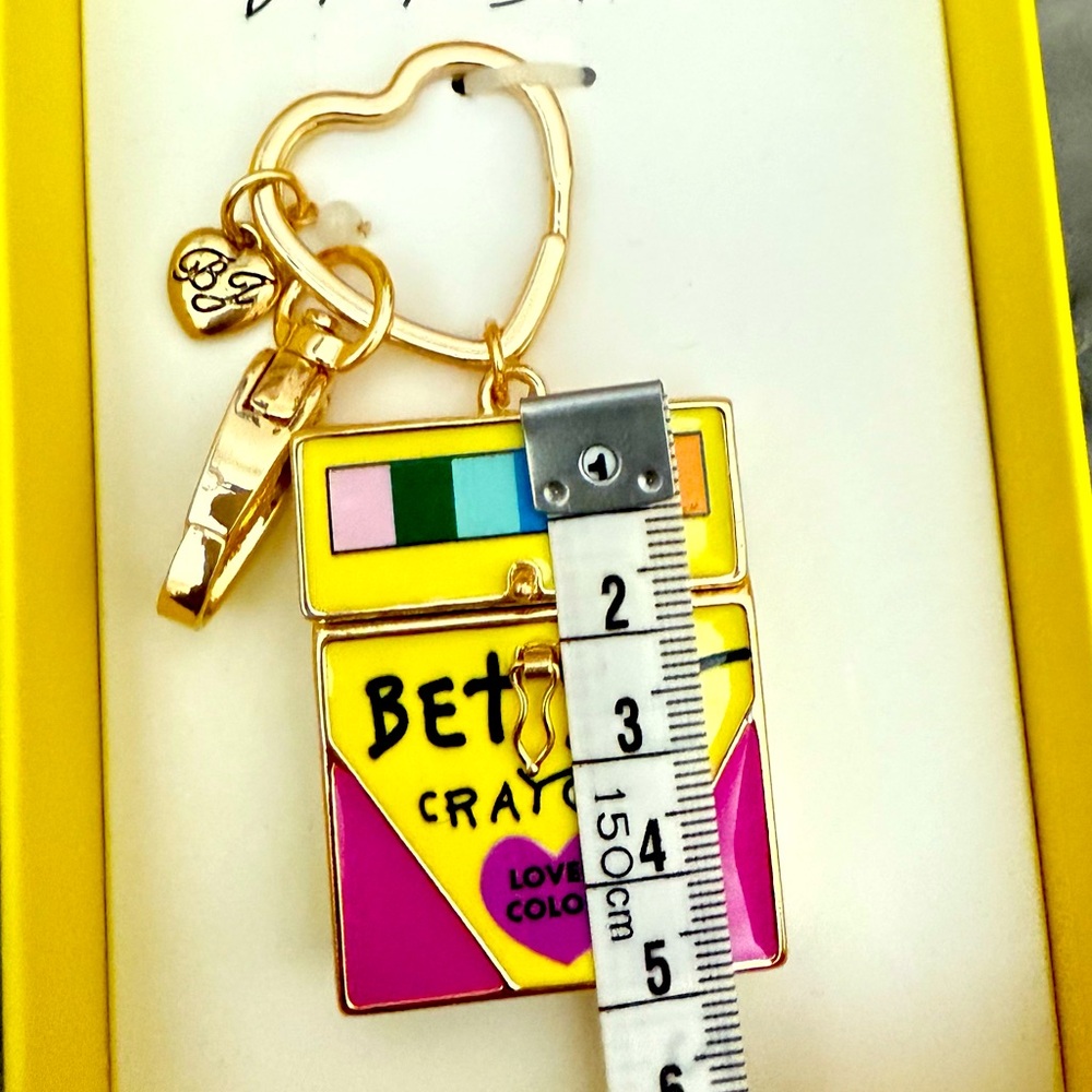 New Betsey Johnson Vibrant Crayon Box keychain - Picture 11 of 12